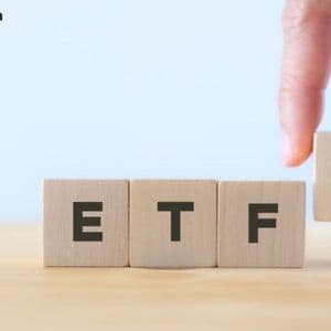 Bitcoin ETFs Lose $333M as HYPE and XRP Funds Continue Attracting Inflows