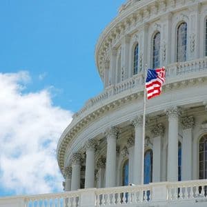 Senator Lummis Pressures Banks to Embrace Stablecoins, Not Fight Them