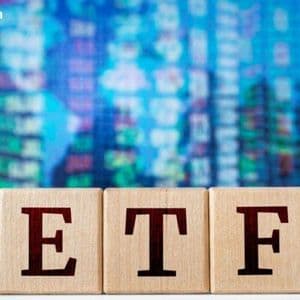 Bitcoin ETFs Lead Weekly Losses With $1.42B Exit as HYPE ETFs Push Altcoin Inflows