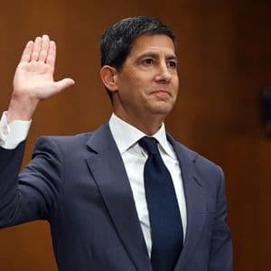 Warsh Era Begins at Fed: Two On-Chain Signals Bitcoin Traders Must Watch