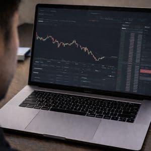 WLFI near $0.09 support: will Binance inflows trigger a sell-off?